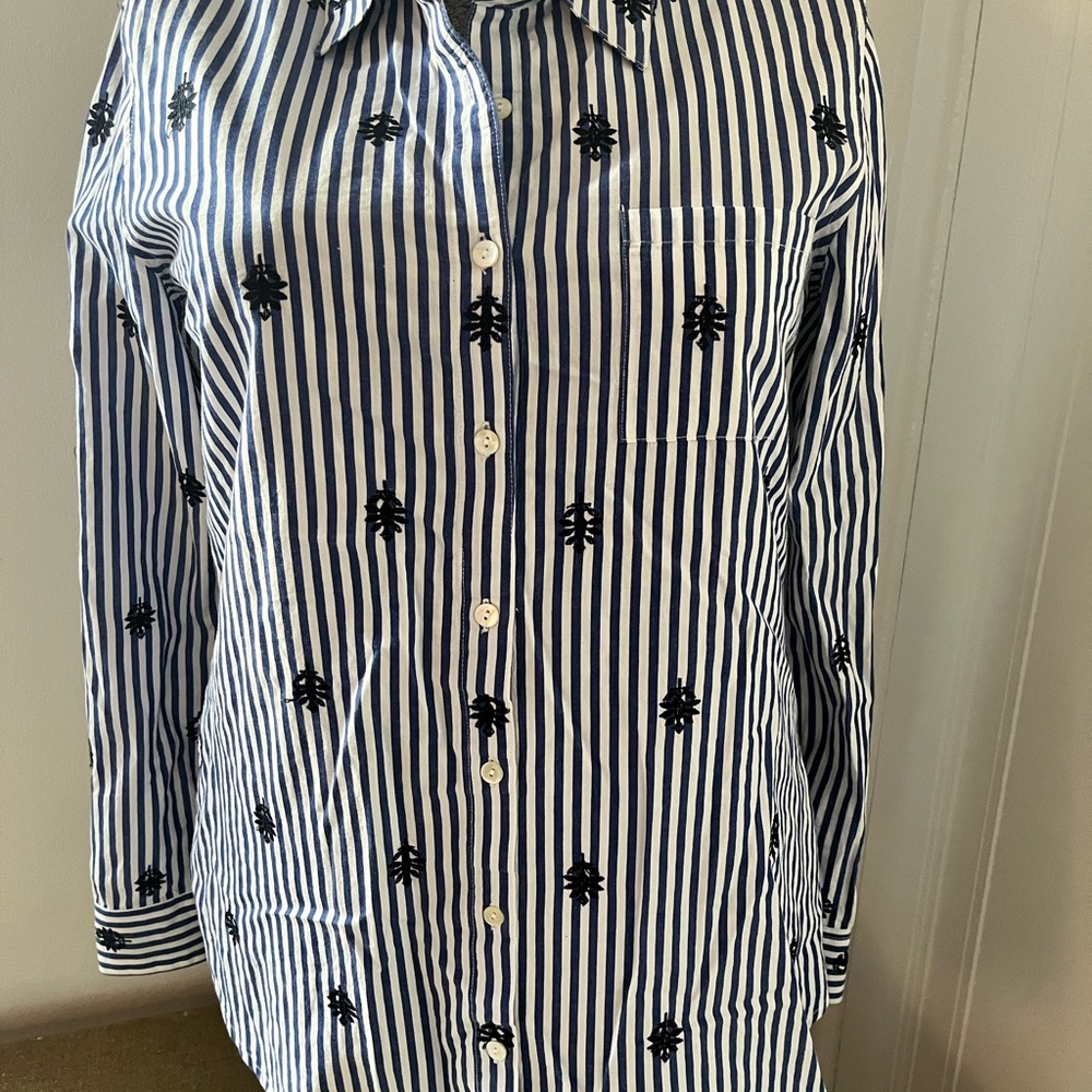 Orvis Blue and White Striped Button-Down Shirt with Navy Embroidery size 12